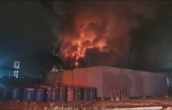 Incendio de gran magnitud afecta a una fábrica de alimentos en Limpio