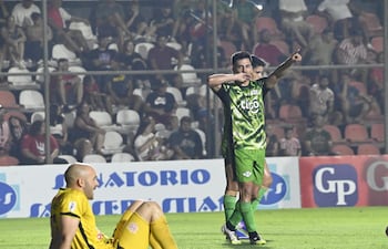 Festejo de Néstor Giménez, autor del segundo gol gumarelo ante el lamento del portero “rayadito” Federico Cristóforo.