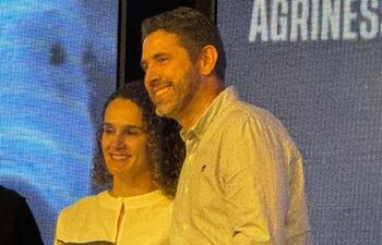 El doctor Hugo Schaffrath junto a su esposa, Tatiane, recibiendo el premio lechón de oro otorgado por la firma Agriness hace unas semanas.
