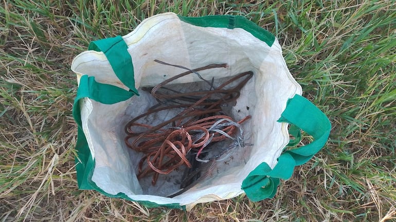 Los intervinientes encontraron en el lugar esta bolsa que contenía pedazos de material de cobre, presumiblemente extraídas de las columnas de la ANDE