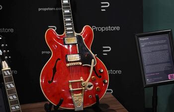 Imagen de la guitarra que perteneció a Noel Gallagher y que fue subastada el viernes en Londres. El instrumento había sido dañado por Liam Gallagher, marcando la disolución de Oasis.