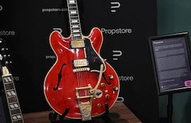 Imagen de la guitarra que perteneció a Noel Gallagher y que fue subastada el viernes en Londres. El instrumento había sido dañado por Liam Gallagher, marcando la disolución de Oasis.