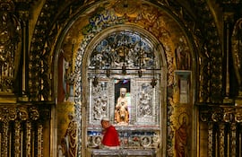 El papa León XIV reza ante la imagen de la Virgen de Montserrat, cerca de Barcelona.