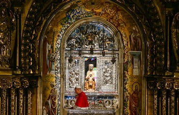 El papa León XIV reza ante la imagen de la Virgen de Montserrat, cerca de Barcelona.