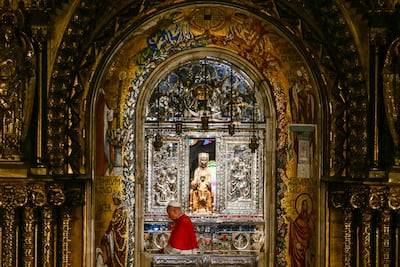 El papa León XIV reza ante la imagen de la Virgen de Montserrat, cerca de Barcelona.