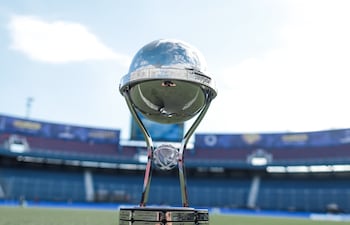 El trofeo de la Copa Sudamericana en el gramado de La Nueva Olla.