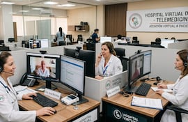 Dra. Ana Benítez y Dra. Laura Rivas en batas blancas y auriculares, atienden a pacientes por videollamada en un moderno espacio de telemedicina.