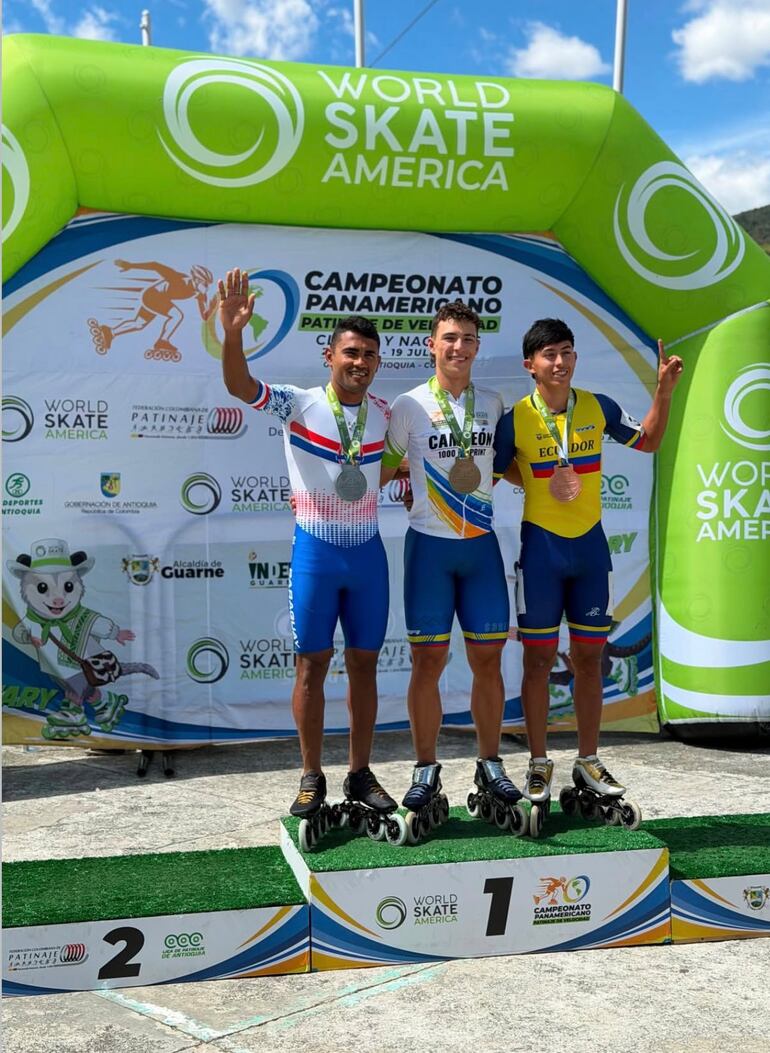 A la izquierda, Julio Mirena, en el podio panamericano.