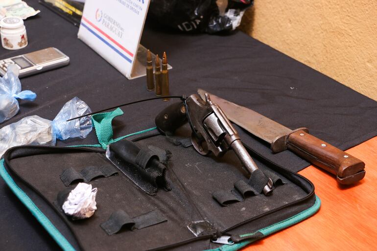 Además de crack, los agentes antidrogas también incautaron del poder del sospechoso dosis de cocaína, un revólver y cartuchos 5.56mm. 