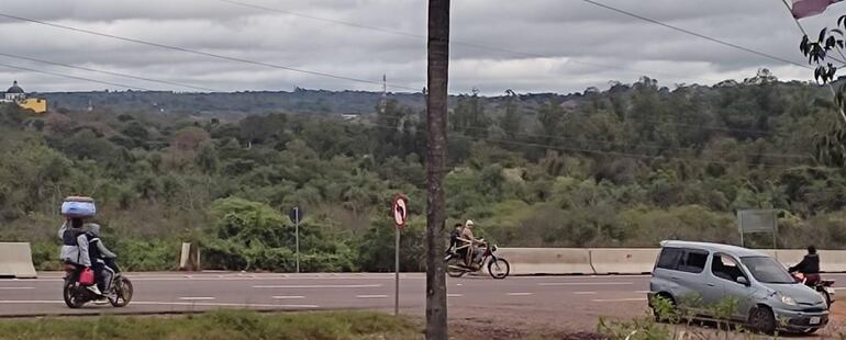 Los habitantes de esta zona se exponen a un peligro constante por la falta de viaducto peatonal y vehicular.
