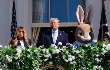El presidente de los Estados Unidos, Donald Trump, y la primera dama, Melania Trump, fueron anfitriones de la tradicional búsqueda de huevos de Pascua en la Casa Blanca en Washington, D.C., EE. UU. El evento de este año celebró el 250 aniversario de los Estados Unidos con una temática patriótica especial. (EFE/EPA/AARON SCHWARTZ / POOL)