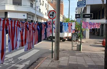 Asunción se viste de Albirroja en la previa al partido contra Uruguay.