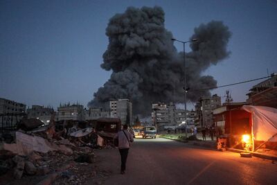 Humo sobre Gaza luego de un bombardeo israelí a una escuela el pasado jueves.