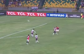 Pablo Vegetti anotó el 1-0 de Cerro Porteño frente a Junior de Barranquilla.