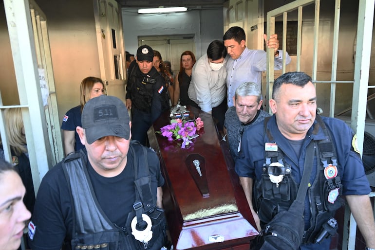 El féretro del terrorista Osvaldo Villalba sale del penal del Buen Pastor.