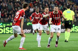 UDINE (Italy), 11/04/2025.- Milans Strahinja Pavlovic (R) jubilates with his teammates after scoring the goal during the Italian Serie A soccer match Udinese Calcio vs AC Milan at the Friuli - Bluenergy Stadium in Udine, Italy, 11 April 2025.  (Italia) EFE/EPA/Gabriele Menis