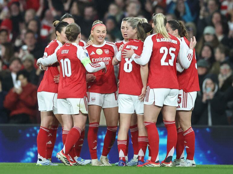 Los jugadores del Arsenal celebran un gol en el partido frente al Chelsea por la ida de los cuartos de final de la Champions League Femenina 2025-2026 en el estadio Emirates, en Londres, Inglaterra. 
