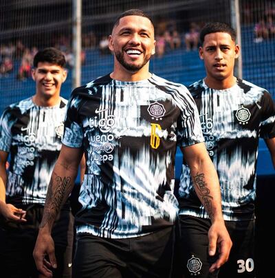 Richard Ortiz (centro), capitán franjeado. Atrás, los jóvenes Alan Cano y Hugo Adrián Benítez.