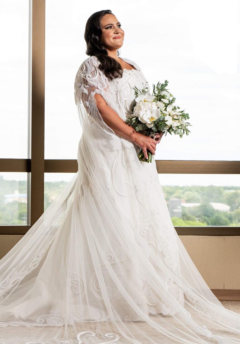 El vestido de novia de Sandra Soljancic Alcaraz fue creación del diseñador Javier Saiach.