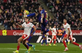 GIRONA, 16/02/2026.- El delantero brasileño del FC Barcelona Raphinha (c) intenta controlar el balón durante el partido de la jornada 24 de LaLiga de fútbol que Girona FC y FC Barcelona disputan este lunes en el estadio de Moltilivi. EFE/Siu Wu