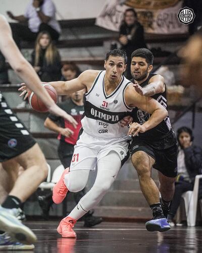 Alejandro Peralta, de los Kings, avanza entre los alfonzinos.