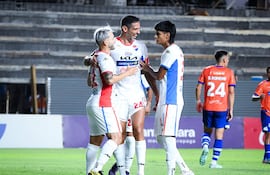 David Josué Colmán (i), Roque Santa Cruz y Mauricio Cabrera, futbolistas de Nacional.