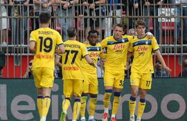 Jugadores del Atalanta celebran la goleada sobre el Monza (4-0), que descendió.