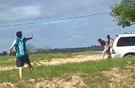 El momento en que se realiza el disparo en la playa de Villa Florida.