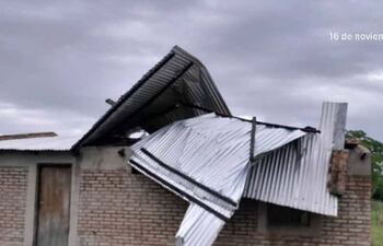 Varias viviendas quedaron afectadas por el temporal que azotó la ciudad de San Juan de Ñeembucú.