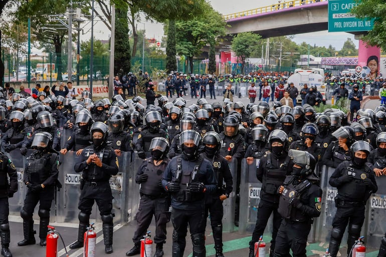 Miembros de la policía bloquean el paso hacia el Estadio Ciudad de México durante una protesta en la Ciudad de México. Miles de maestros bloquearon una avenida que conduce al Estadio Azteca en la Ciudad de México, 48 horas antes de la ceremonia de apertura de la Copa del Mundo de 2026.