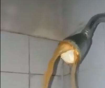 Agua con sedimentos en una ducha de una vivienda del barrio Virgen del Huerto de Asunción.