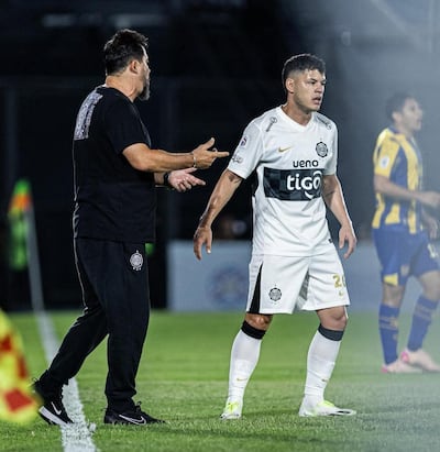 El entrenador de Olimpia brinda indicaciones al volante Richard Cachorro Sánchez, en el duelo ante Sportivo Luqueño por la undécima fecha del torneo Apertura 2026. (Foto: @elClubOlimpia)