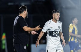 El entrenador de Olimpia brinda indicaciones al volante Richard Cachorro Sánchez, en el duelo ante Sportivo Luqueño por la undécima fecha del torneo Apertura 2026. (Foto: @elClubOlimpia)