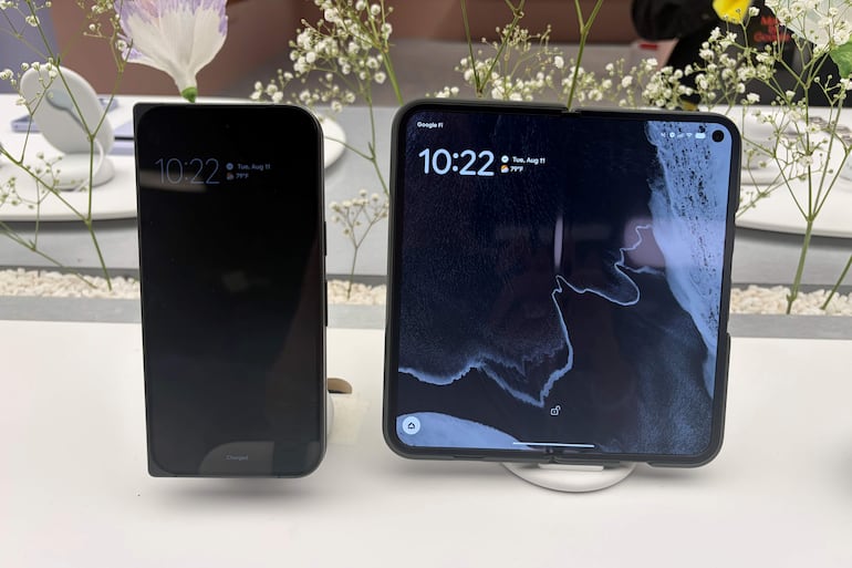 Fotografía que muestra teléfonos Pixel 11 Pro Fold de Google durante una presentación previa de sus nuevos productos este martes, en el marco de 'Made by Google' en Nueva York (Estados Unidos). 
