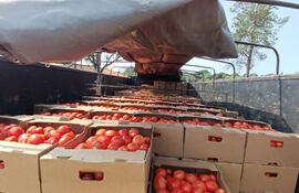 Un camión decomisado con 6 mil kilos de tomate, presumiblemente de contrabando, en Caaguazú.