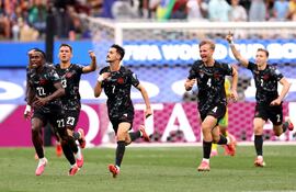 Stephen Eustáquio de Canadá celebra tras anotar el primer gol de su equipo junto a sus compañeros durante el partido de los dieciseisavos de final de la Copa Mundial de la FIFA 2026 entre Sudáfrica y Canadá en el Los Angeles Stadium, en Inglewood, California.