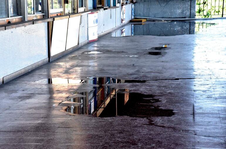 La situación de falta de mantenimiento de los techos de la EBA en el área vieja, provoca goteras sobre los puestos de venta de pasajes.