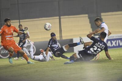 Momento exacto en el que Rodrigo Arévalo define para anotar el primer tanto del encuentro entre Nacional y Ameliano.