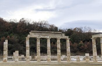 El Palacio de Filipo II, padre de Alejandro Magno, se reabre mañana viernes al público en el pueblo de Vergina (Grecia), la antigua capital del imperio macedonio, tras más de 16 años de arduas obras para recuperar y restaurar las ruinas del edificio más grande de la Grecia clásica.