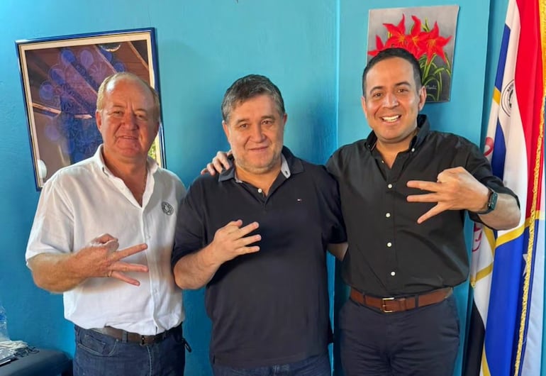 El gobernador de Itapúa, Javier Pereira, candidato N° 1 a miembro del Directorio del PLRA por el Nuevo Liberalismo, junto a Alcides Riveros y el gobernador de Central Ricardo Estigarribia.