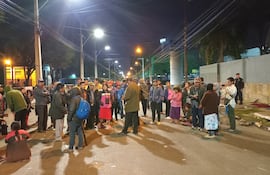 Los indígenas bloquean desde hace una semana la avenida Artigas, frente mismo al Indi. Exigen la destitución del titular del ente, general (SR) Juan Ramón Benegas.
