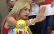 La concejala Carolina González en la Junta Municipal con una muñeca frente suyo.