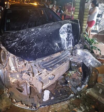 El vehículo alquilado por el denunciante quedó con la parte frontal prácticamente destruida.