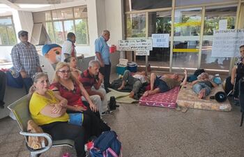 Jubilados protestando en la comuna asuncena.