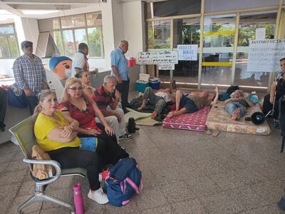 Jubilados protestando en la comuna asuncena. 