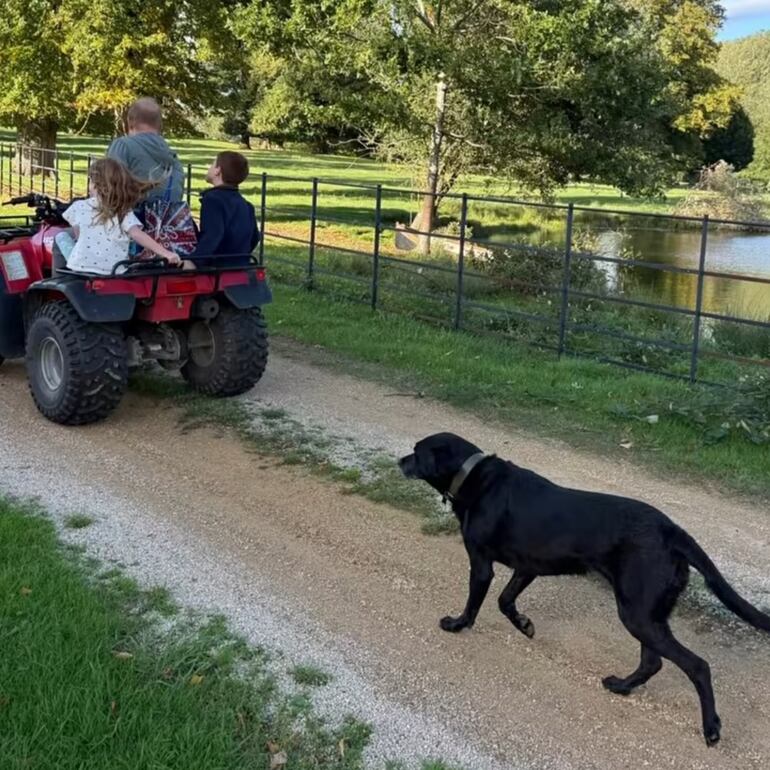 Harry de Inglaterra disfrutando del campo con sus hijos Lilibet y Archie. (Instagram/Meghan Markle)