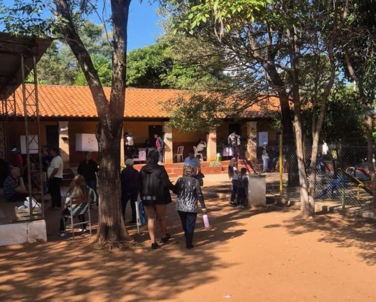 Presunta inducción al voto deriva en agresión a docente en San Roque González.
