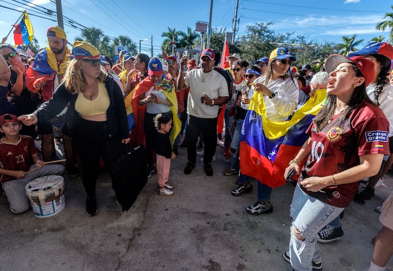 Venezolanos residentes en Miami celebraron la salida de Nicolás Maduro.