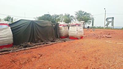 Las cabinas que deben instalarse en la “Noria o Rueda de Chicago” del Cerro Perõ permanecen abandonadas a la intemperie, sin ningún tipo de protección.