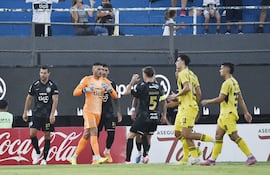 El portero franjeado, Gastón Olveira recibe las felicitaciones de sus compañeros tras contener el penal que mantuvo la ventaja mínima a favor de Olimpia.